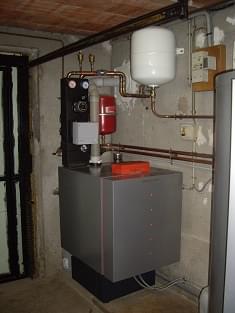 Tubes solaire en façade et relève chaudière fioul